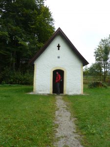 Pilger-Rast an der Waldkapelle am Jakobsweg