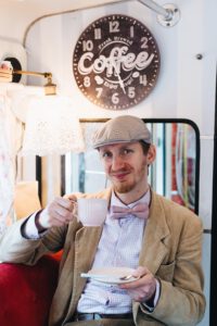 Michel Malcin mit einer Tasse Cafe in seinem Bus